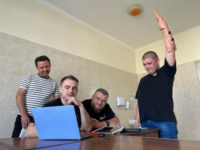 У Львові 33-річному чоловікові встановили протез руки, надрукований на ЗD-принтері У Львові 33-річному чоловікові встановили протез руки, надрукований на ЗD-принтері