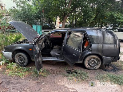 В Одесі у дворі багатоповерхівки підпалили Nissan: поліція затримала підозрюваного В Одесі у дворі багатоповерхівки підпалили Nissan: поліція затримала підозрюваного
