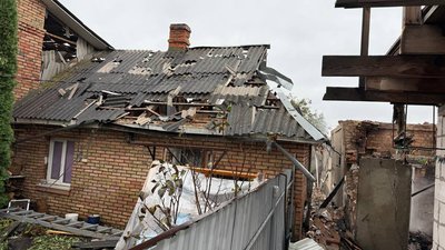 Пошкоджена покрівля у будинку Пошкоджена покрівля у будинку