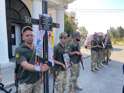 У Полтаві попрощалися із двома воїнами, які загинули на війні з РФ У Полтаві попрощалися із двома воїнами, які загинули на війні з РФ