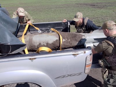 пікап, військові, фаб 500, авіабомба, зсу пікап, військові, фаб 500, авіабомба, зсу