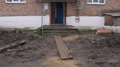 Територія біля під’їздів багатоповерхівки у селі Зарванці Територія біля під’їздів багатоповерхівки у селі Зарванці