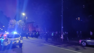 Люди штурмують місцевий стадіон, куди привезли чоловіків в рамках мобілізації. Вінниця. 1 липня 2025 рік Люди штурмують місцевий стадіон, куди привезли чоловіків в рамках мобілізації. Вінниця. 1 липня 2025 рік