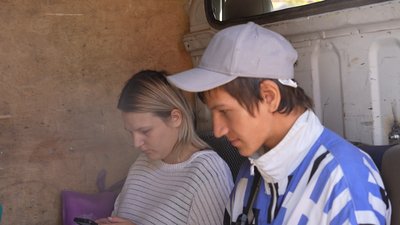 "На пам’ять я взяла світлину доньки": як жителі Донеччини рятуються від війни, що в 10 кілометрах від них "На пам’ять я взяла світлину доньки": як жителі Донеччини рятуються від війни, що в 10 кілометрах від них