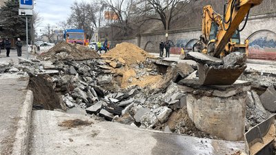 У Дніпрі на Пастера утворилося провалля через порив мереж водопостачання: що кажуть комунальники У Дніпрі на Пастера утворилося провалля через порив мереж водопостачання: що кажуть комунальники
