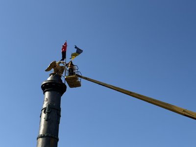 У Полтаві на Монументі Слави замінили прапори через зношеність У Полтаві на Монументі Слави замінили прапори через зношеність