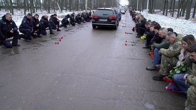 Стоячи на колінах у Кропивницькому попрощались із пʼятьма бійцями Стоячи на колінах у Кропивницькому попрощались із пʼятьма бійцями