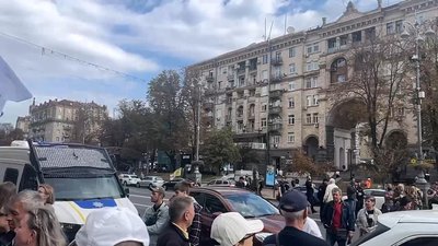 Вулиця Хрещатик перекрита через мітинг інвесторів "Київміськбуду" Вулиця Хрещатик перекрита через мітинг інвесторів "Київміськбуду"