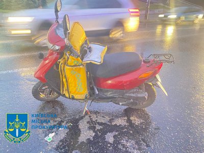 У Києві нетверезий кур'єр сів за кермо скутера і спричинив ДТП У Києві нетверезий кур'єр сів за кермо скутера і спричинив ДТП
