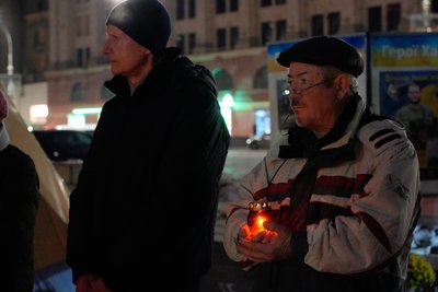 Жертв Голодоморів у Харкові вшанували, виклавши на площі Свободи хрест з лампадок Жертв Голодоморів у Харкові вшанували, виклавши на площі Свободи хрест з лампадок