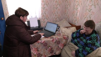 Як працівники Корецького Центру адмінпослуг оформлюють документи маломобільним людям вдома Як працівники Корецького Центру адмінпослуг оформлюють документи маломобільним людям вдома