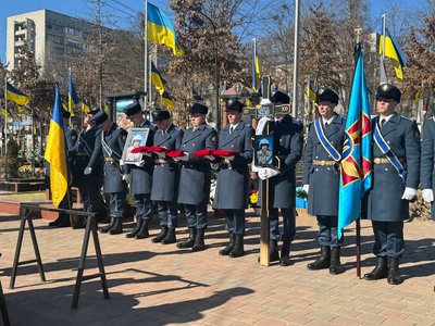 "Я звідси не піду. Це моя родина", — у Житомирі попрощалися з Героєм України Олександром Довгачем "Я звідси не піду. Це моя родина", — у Житомирі попрощалися з Героєм України Олександром Довгачем