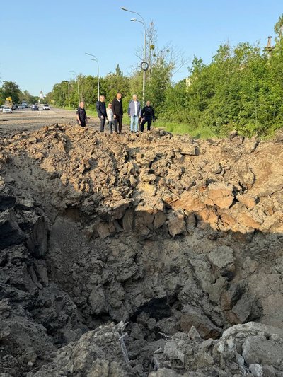 Вирва від влучання ракети у Київському районі Харкова Вирва від влучання ракети у Київському районі Харкова