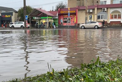 Калюжа з водою біля кільця «Дріждзаводу» у Чернівцях після дощу у жовтні 2026 року Калюжа з водою біля кільця «Дріждзаводу» у Чернівцях після дощу у жовтні 2026 року