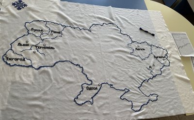 В Ужгороді вишивають мапу України. До створення полотна можуть доєднатися охочі В Ужгороді вишивають мапу України. До створення полотна можуть доєднатися охочі