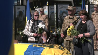 Із військовим Дмитром Лапшиновим, якого вважали зниклим безвісти, попрощались у Рівному Із військовим Дмитром Лапшиновим, якого вважали зниклим безвісти, попрощались у Рівному