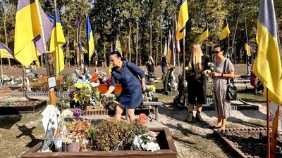 У Кропивницькому на Алеї Слави до могил 11 воїнів поклали квіти й прапори міста Бахмут