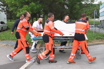 Прем'єр-міністра Словаччини Роберта Фіцо перевозять до університетської лікарні ім. Ф. Д. Рузвельта після поранення Прем'єр-міністра Словаччини Роберта Фіцо перевозять до університетської лікарні ім. Ф. Д. Рузвельта після поранення