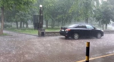 У Києві чутно грім: негода триватиме до кінця дня У Києві чутно грім: негода триватиме до кінця дня