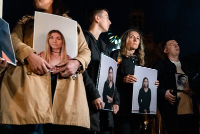 журналісти тримають фотографію Вікторії Рощиної, яка померла у російському полоні журналісти тримають фотографію Вікторії Рощиної, яка померла у російському полоні