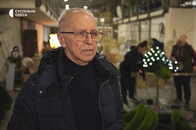 "Ми чарівники, які роблять свято": як на Одещині виготовляють новорічні прикраси "Ми чарівники, які роблять свято": як на Одещині виготовляють новорічні прикраси