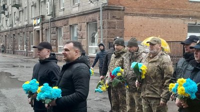 Поклали квіти та виконали гімн України. У Кропивницькому відзначили День Гідності та Свободи Поклали квіти та виконали гімн України. У Кропивницькому відзначили День Гідності та Свободи