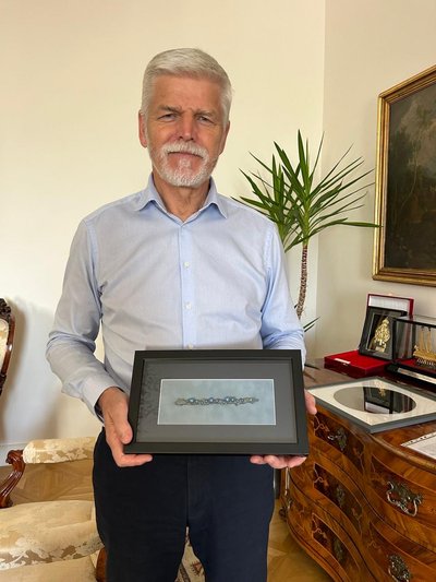 Президент Чехії Петр Павел з прикрасою від Станіслава Дрокіна Президент Чехії Петр Павел з прикрасою від Станіслава Дрокіна