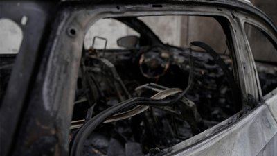 У Чернігові в мікрорайоні Масани горіли автомобілі припарковані біля будинку У Чернігові в мікрорайоні Масани горіли автомобілі припарковані біля будинку