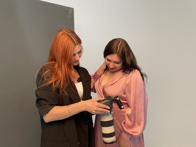 фотографка у прифронтовому місті фотографка у прифронтовому місті