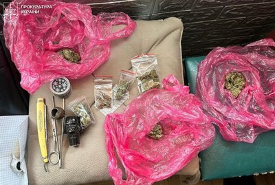 Наркотики, вилучені під час обшуку Наркотики, вилучені під час обшуку
