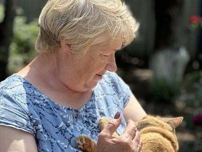 Переселенка з Олександрівки Катерина разом з кішкою Сонею село Рубці Лиманська громада Донецька область Переселенка з Олександрівки Катерина разом з кішкою Сонею село Рубці Лиманська громада Донецька область
