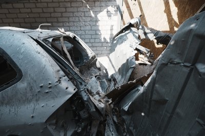 Розбита автівка внаслідок удару РФ по гаражах у Салтівському районі Харкова Розбита автівка внаслідок удару РФ по гаражах у Салтівському районі Харкова