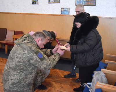 На Вінниччині передали орден "За мужність" батькам полеглого захисника На Вінниччині передали орден "За мужність" батькам полеглого захисника
