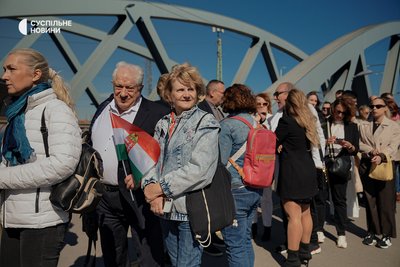 Люди в черзі на передвиборчий мітинг прихильників Віктора Орбана, на який також із США приїхав віцепрезидент Венс. Будапешт, 7 квітня 2026 року