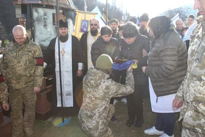 На Закарпатті попрощалися із полеглим на війні Іваном Клочуряком На Закарпатті попрощалися із полеглим на війні Іваном Клочуряком