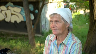 Продавчиня молока на вулиці Льотній у Чернігові Людмила розповідає, як торгують продуктами у спеку Продавчиня молока на вулиці Льотній у Чернігові Людмила розповідає, як торгують продуктами у спеку