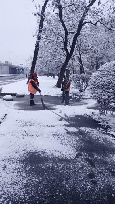 У Києві комунальні служби чистять вулиці від снігу та ожеледиці У Києві комунальні служби чистять вулиці від снігу та ожеледиці