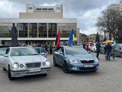 У Луцьку влаштували автопробіг на підтримку військовополонених У Луцьку влаштували автопробіг на підтримку військовополонених