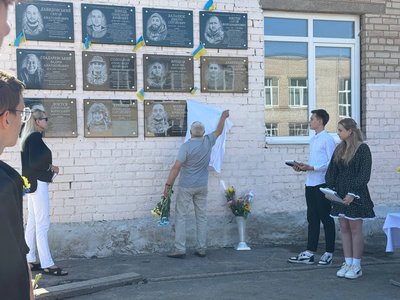 У Кривому Розі відкрили меморіальні дошки загиблим на фронті Олександру Кравцю та Роману Мацку