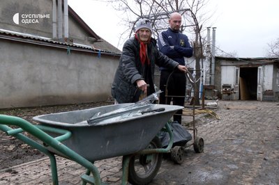 Вирва посеред двору, пошкоджені вікна та відрізаний газ: одесити показали будинки, пошкоджені під час атаки "шахедів" Вирва посеред двору, пошкоджені вікна та відрізаний газ: одесити показали будинки, пошкоджені під час атаки "шахедів"