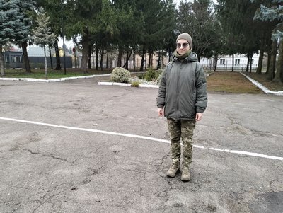 25-річна лучанка служить в обласному ТЦК і чекає чоловіка з війни 25-річна лучанка служить в обласному ТЦК і чекає чоловіка з війни
