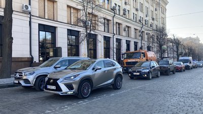 Автівки, які зупинилися на хвилину мовчання в центрі Харкова Автівки, які зупинилися на хвилину мовчання в центрі Харкова