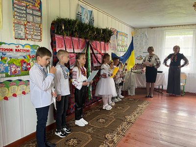 Останній дзвоник для десяти учнів. Репортаж зі школи у гірському селі на Львівщині Останній дзвоник для десяти учнів. Репортаж зі школи у гірському селі на Львівщині