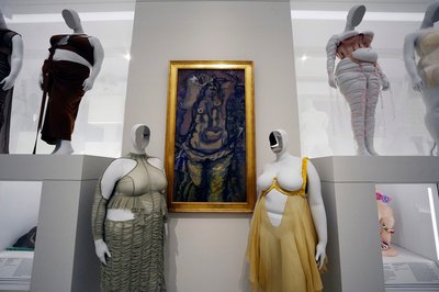Нова модна виставка Met Gala прагне "повернути" типи фігур, які історія мистецтва ігнорувала