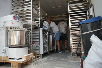 Печуть хліб та везуть його на прикордоння – волонтери з Франції приїхали на Сумщину Печуть хліб та везуть його на прикордоння – волонтери з Франції приїхали на Сумщину