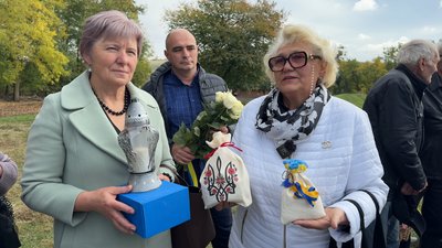 «Їх допитували, тортурували»: на Хмельниччині відкрили пам'ятний знак трьом підпільникам ОУН «Їх допитували, тортурували»: на Хмельниччині відкрили пам'ятний знак трьом підпільникам ОУН
