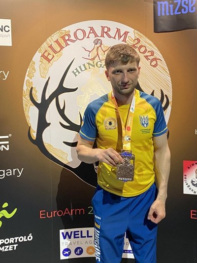 Українських параармреслерів оштрафували в Будапешті після відмови стояти на п’єдесталі під гімн РФ Українських параармреслерів оштрафували в Будапешті після відмови стояти на п’єдесталі під гімн РФ