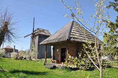 В музеї просто неба на Рівненщині відремонтували вітряк: млин, якому більше ста років ушкодило під час ракетного удару В музеї просто неба на Рівненщині відремонтували вітряк: млин, якому більше ста років ушкодило під час ракетного удару