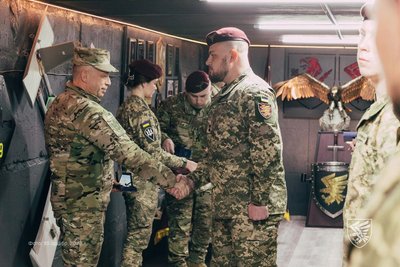 Головнокомандувач ЗСУ Олександр Сирський нагородив десантників житомирської 95-ї бригади Головнокомандувач ЗСУ Олександр Сирський нагородив десантників житомирської 95-ї бригади