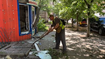 "Вже втретє потрапляємо". Жителі Слов’янська розказали про суботній авіаудар по середмістю "Вже втретє потрапляємо". Жителі Слов’янська розказали про суботній авіаудар по середмістю